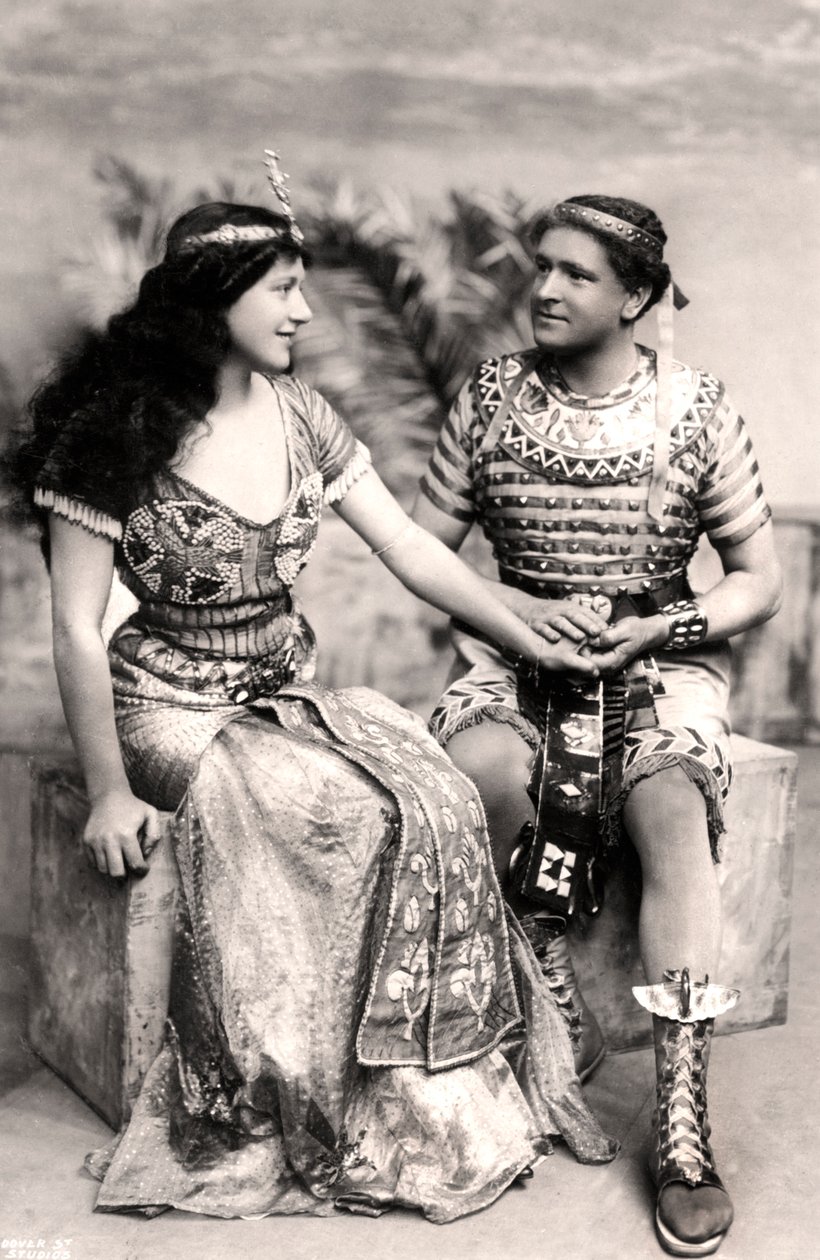 Ruth Vicent 1877-1955 und Roland Cunningham in einer Szene aus Amasis, frühes 20. Jahrhundert von Dover Street Studios