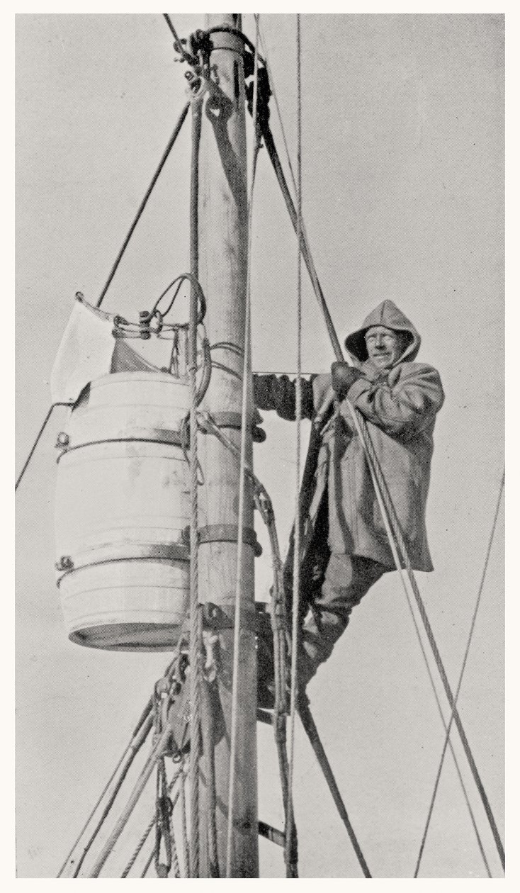 Kommandant Frank Wild (1873-1939) am Mastkopf, während der Endurance-Expedition in die Antarktis, 1914-1916 von Dr. Alexander Macklin