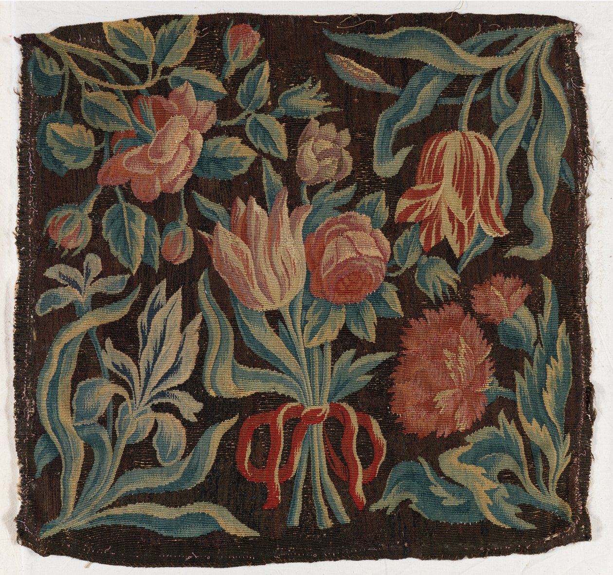 Wandteppich-Kissenbezug mit Tulpen usw., möglicherweise hergestellt in Holland von Dutch School