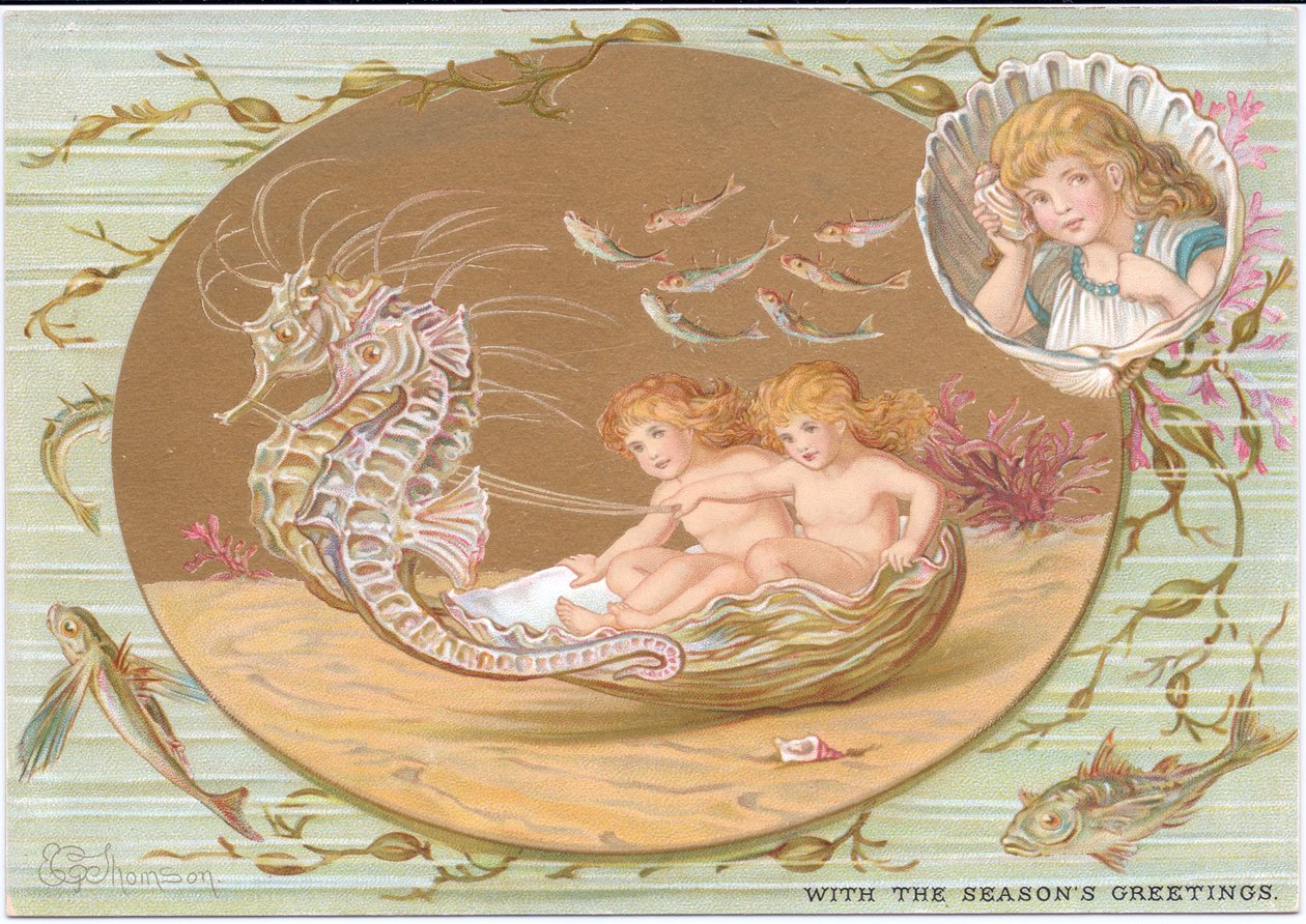 Eine viktorianische Weihnachtskarte von zwei Wasserbabys, die in einem Muschelwagen fahren, gezogen von einem Paar Seepferdchen, umgeben von Seetang und Fischen. Auch ein Kind, eingerahmt in einer Jakobsmuschel, mit einer Muschel am Ohr, lauscht dem Meer,  von E. Gertrude Thompson
