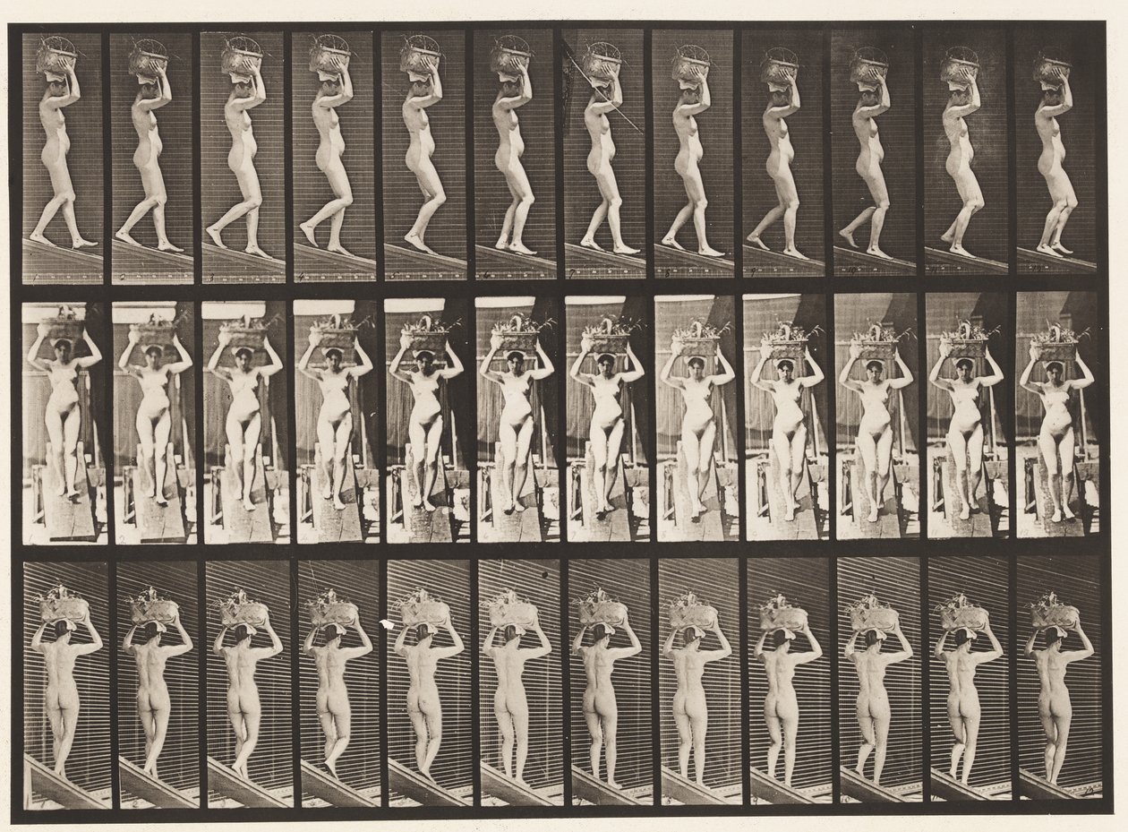 Absteigende Neigung, 20-Pfund-Korb auf dem Kopf, Hände erhoben von Eadweard Muybridge