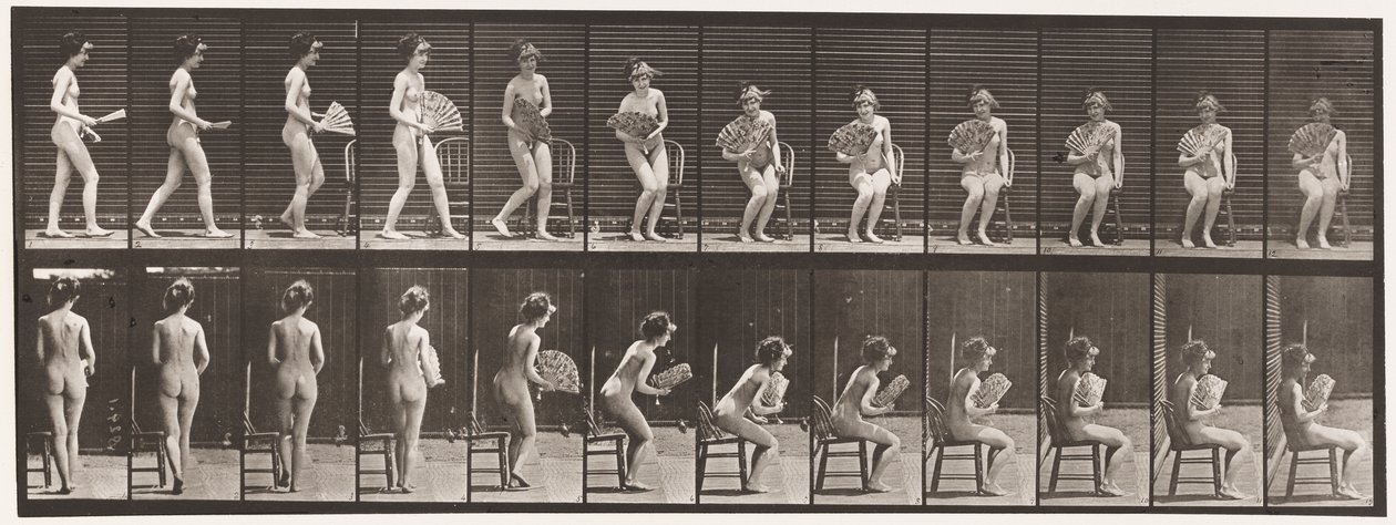 Auf Stuhl sitzen und Fächer öffnen von Eadweard Muybridge