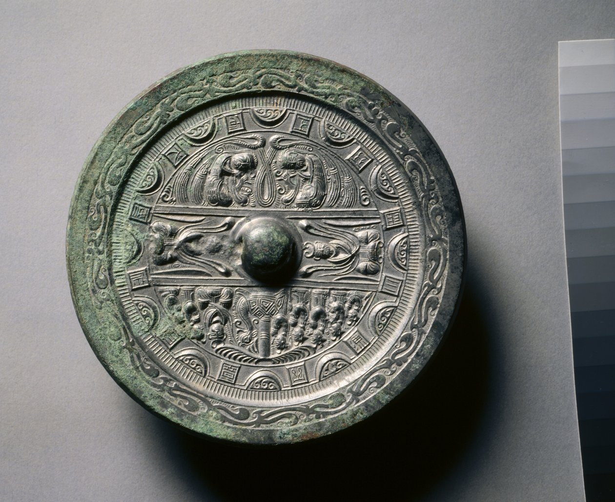 Spiegel mit Göttern und Königen in drei Abschnitten, umgeben von Ringen aus Quadraten und Halbkreisen von Eastern Han Dynasty Chinese School