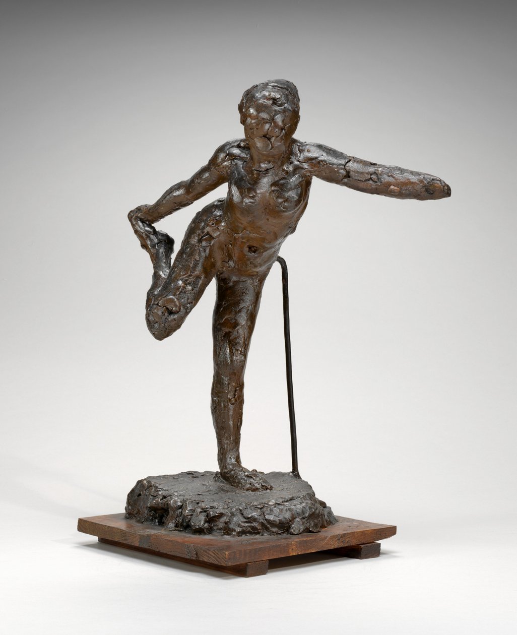 Tänzerin, die ihren rechten Fuß in ihrer rechten Hand hält, ca. 1900-1911 von Edgar Degas