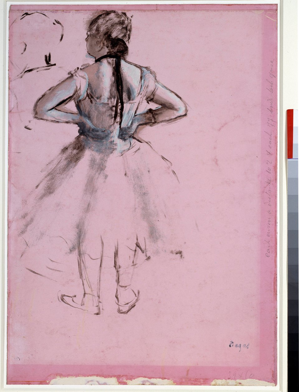 Tänzerin von hinten, Hände in die Hüften gestützt. Essenz auf rosa Papier von Edgar Degas (1834-1917) 1873 Dim. 0,39 x 0,27 cm Paris, Musée du Louvre von Edgar Degas