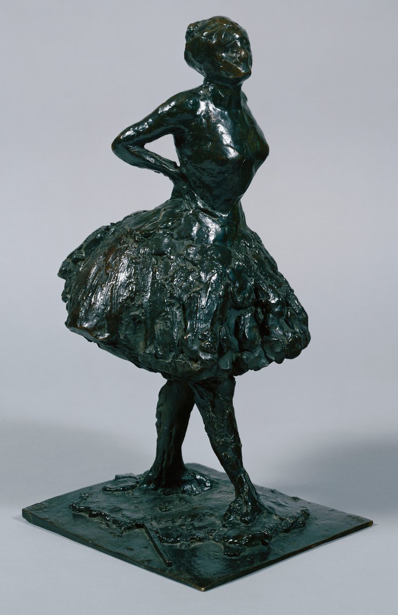 Tänzerin in Freizeitkleidung, ihre Hände auf den Hüften, ihr rechtes Bein nach vorne, gegossen ca. 1919-21 von Edgar Degas