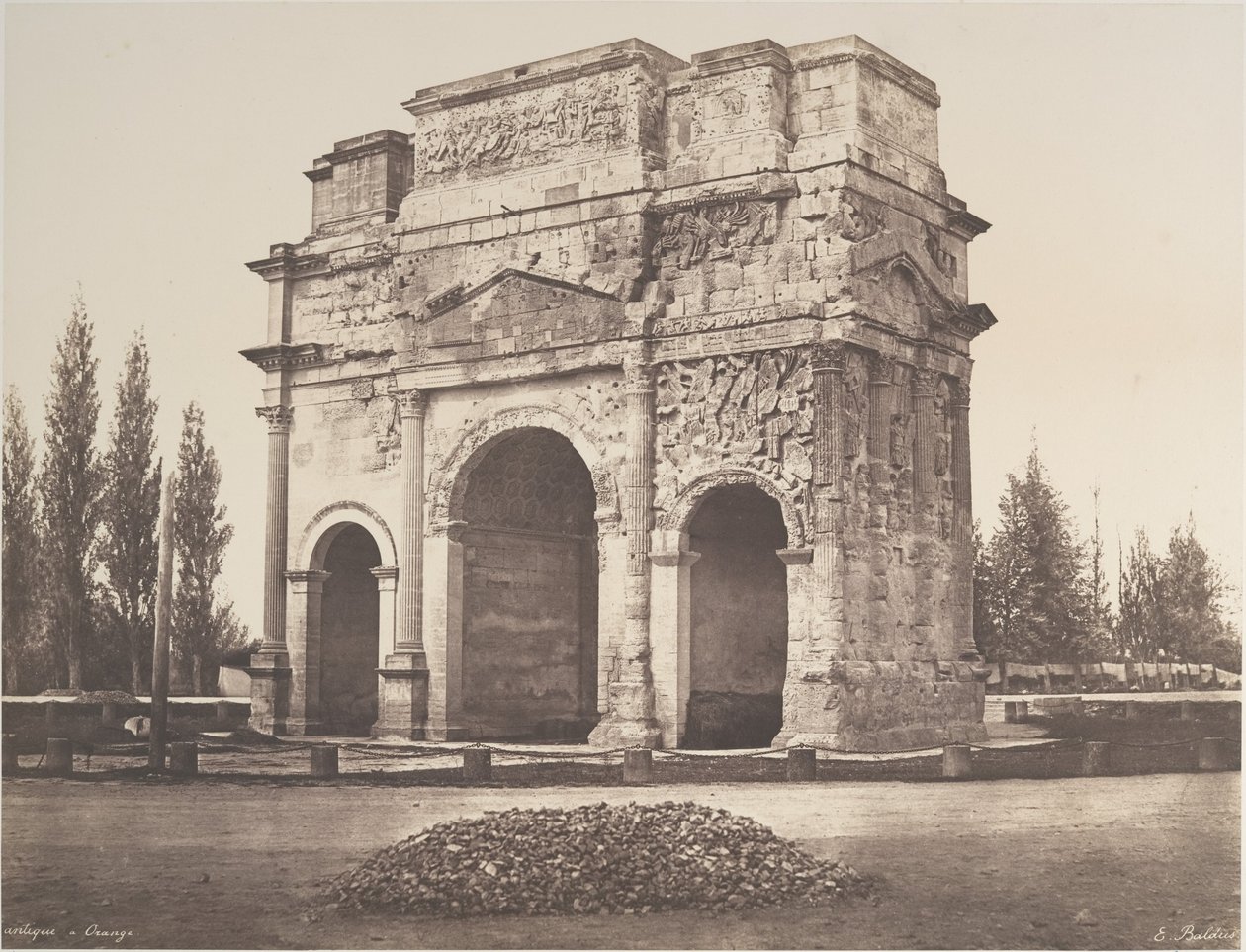 Antiker Bogen in Orange von Édouard Baldus