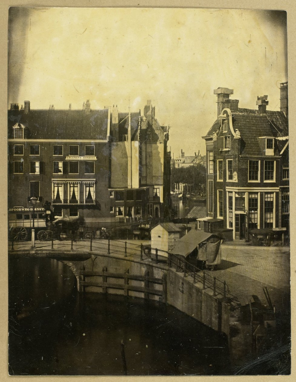 Blick auf das Logement Rondeel in Amsterdam aus dem Haus des Fotografen von Eduard Isaac Asser
