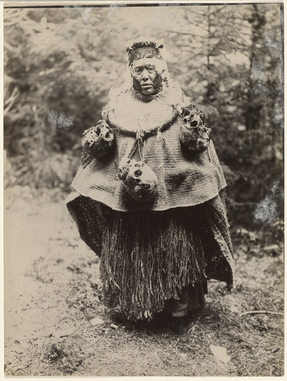 Ein Kwakiutl-Kopfjäger für einen Kominaka-Tanz gekleidet von Edward S. Curtis
