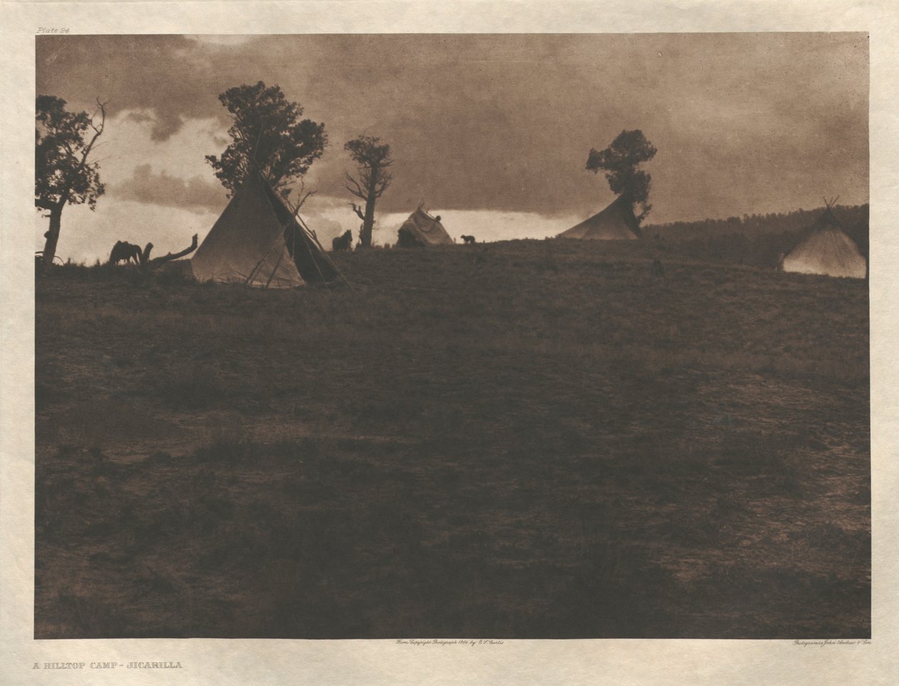 Portfolio I, Platte 24: Ein Lager auf dem Hügel - Jicarilla von Edward S. Curtis