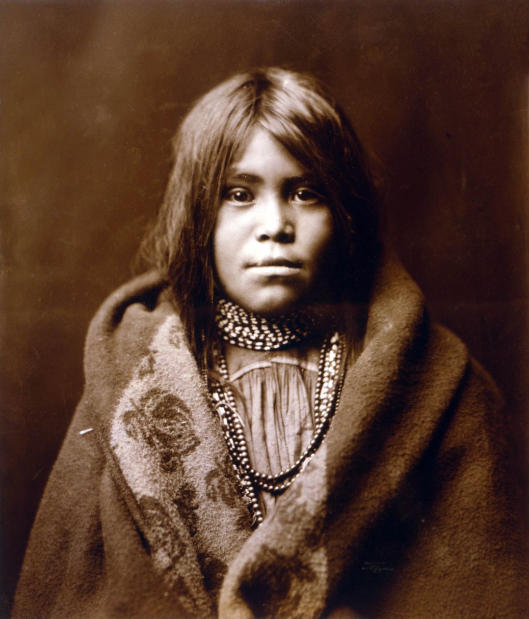 Ein Apache-Mädchen, ca. 1903, Foto von Edward S. Curtis von Edward Sheriff Curtis