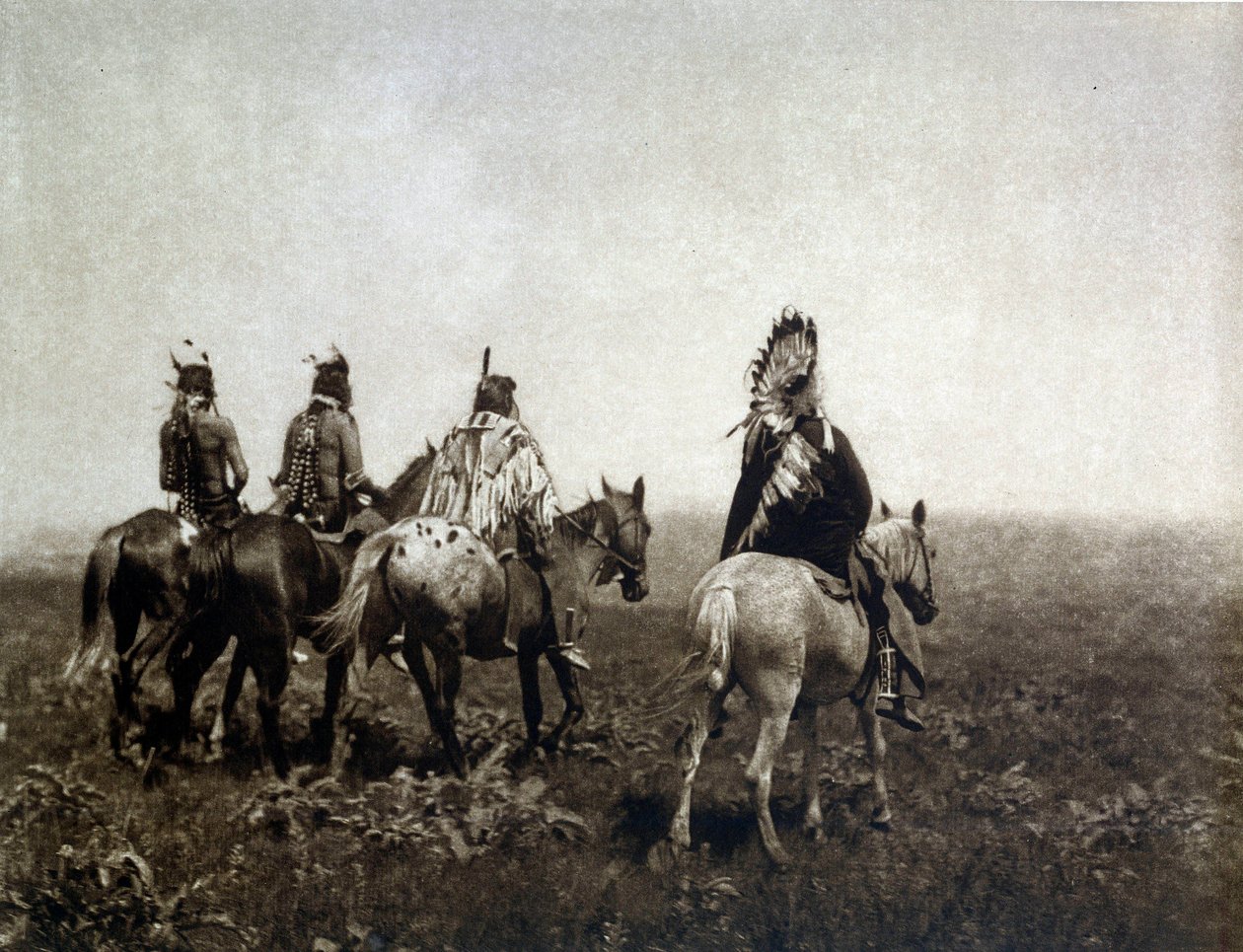 Indischer Krieger (Der Apsaroke) reitet in der Ebene von Edward Sheriff Curtis