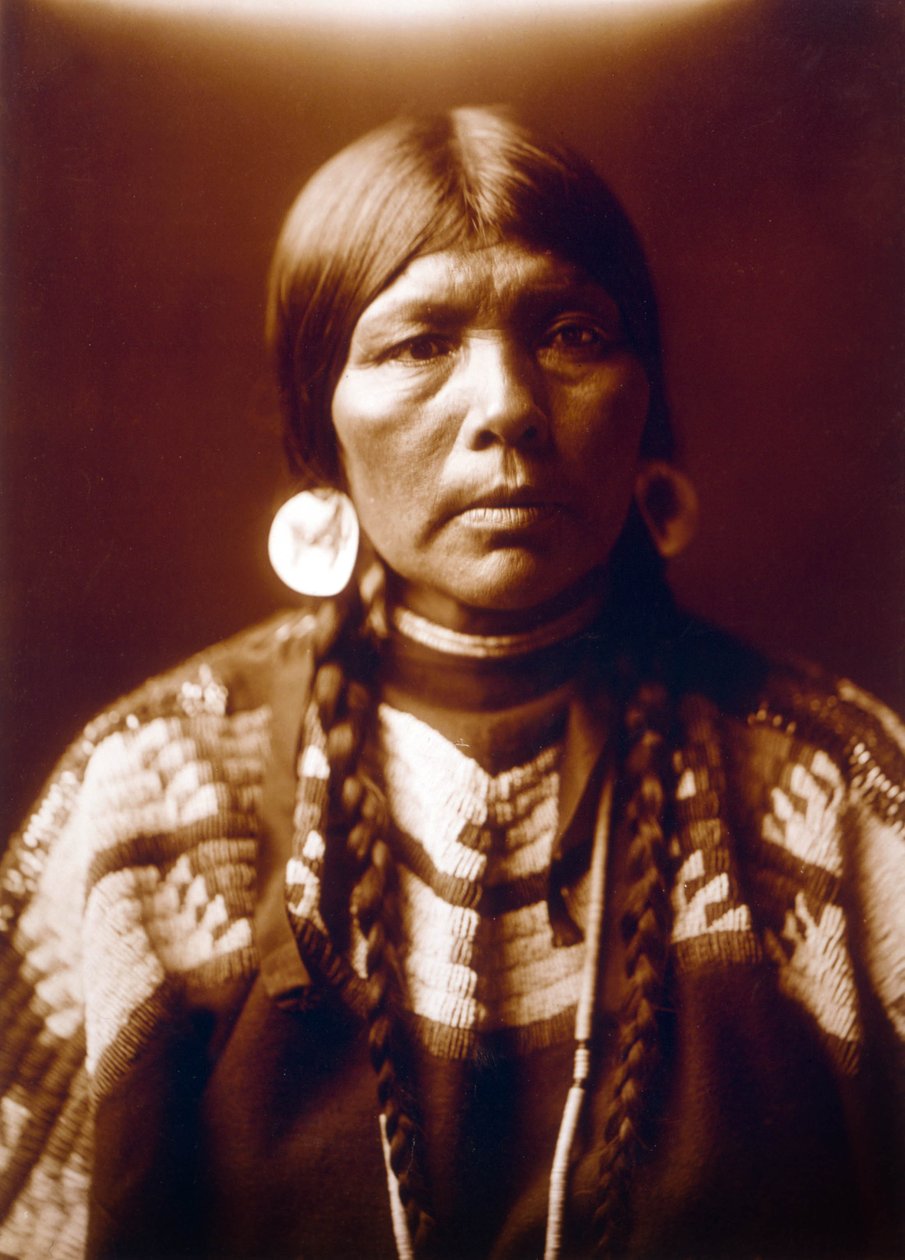Indianische Frau, die Frau von Ow High, ca. 1905, Foto von Edward S. Curtis von Edward Sheriff Curtis