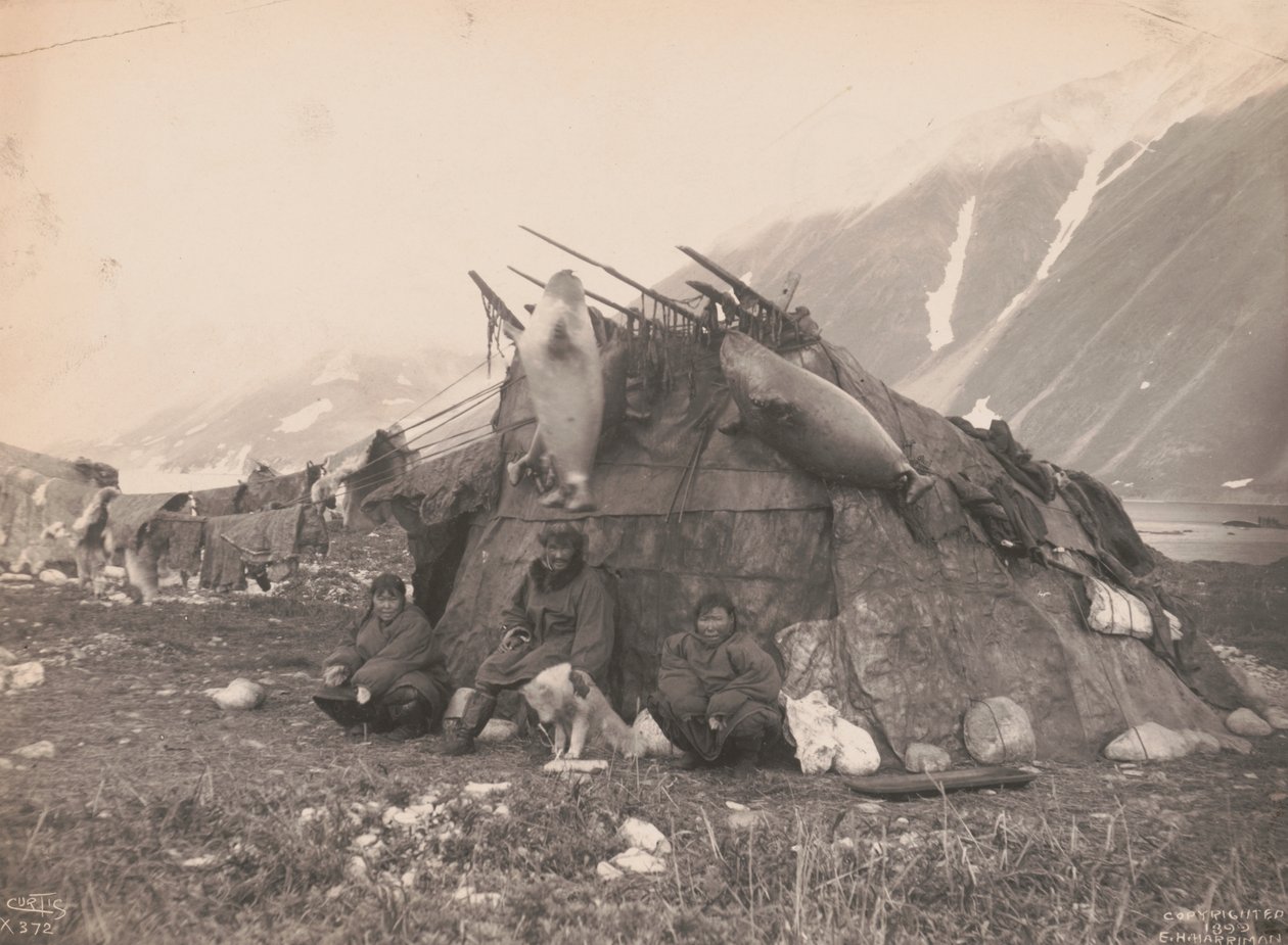 Inuit-Hütte und Familie, um 1899 von Edward Sheriff Curtis