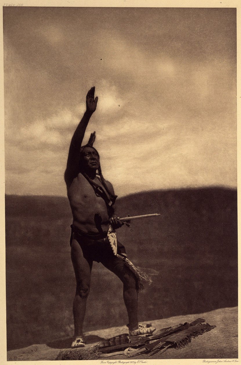 Sioux-Beschwörung. Heiligtümer sind meist große Felsbrocken oder andere Steine, die [...] mit mythischer Bedeutung aufgeladen waren. Priester und Kriegsherren gingen dorthin, um die Hilfe übernatürlicher Kräfte anzurufen. Der große Felsblock, auf dem di von Edward Sheriff Curtis