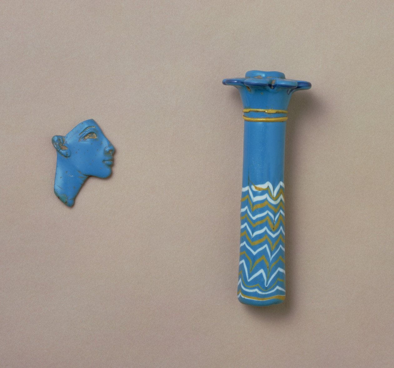 Palmensäulen-Kohlflasche und Fragment eines königlichen Kopfes, aus Amarna, Neues Reich von Egyptian 18th Dynasty