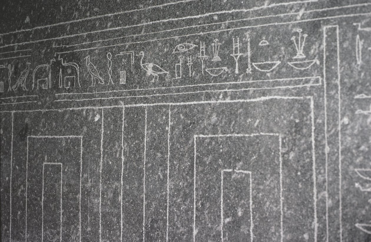 Versenktes Relief, das einen Tempel des Apis-Stier-Sarkophags im Serapeum zeigt, Neues Reich von Egyptian 26th Dynasty