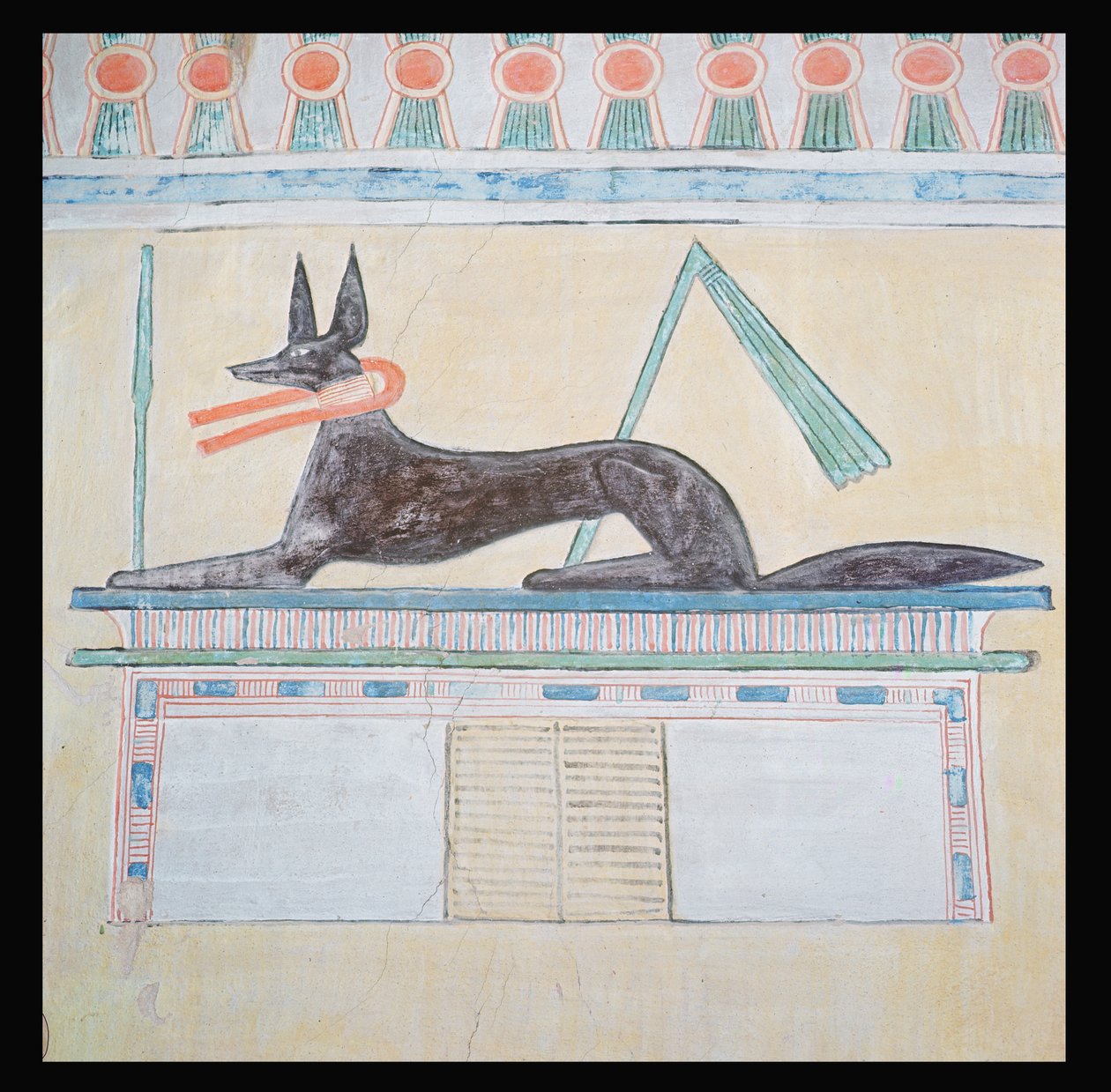 Anubis, ägyptischer Gott der Toten, liegend auf einem Sarkophag, Wandmalerei im Taltempel der Pyramide von Menkaure, Altes Reich, ca. 2613-2494 v. Chr. (Wandmalerei) von Egyptian 4th Dynasty