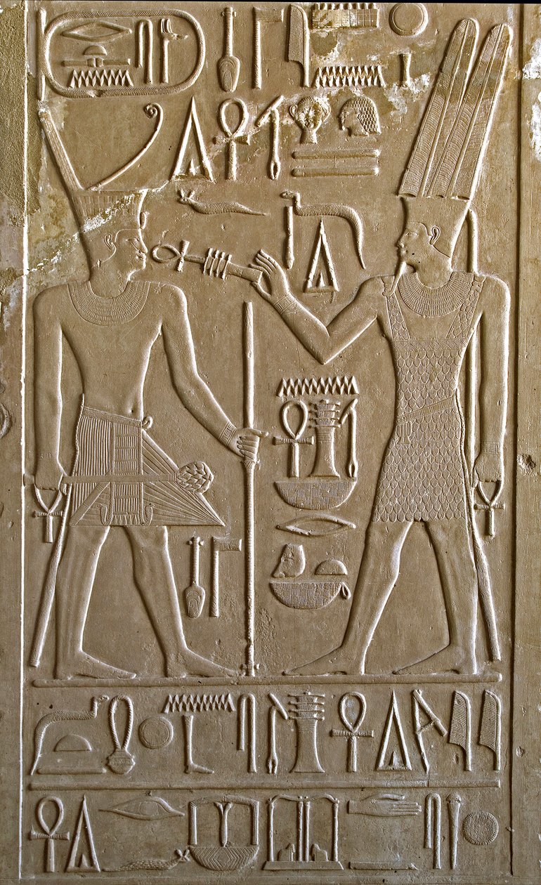 Ägyptische Antike: Hieroglyphe, die Sesostris I. darstellt, wie er von den Händen Amon-Ras die Symbole des Lebens und der Gesundheit empfängt - Weiße Kapelle des Pharaos Sesostris I. (1962-1928 v. Chr.), 12. Dynastie, Heiligtum, das zu Ehren des Gottes Amo von Egyptian 12th Dynasty