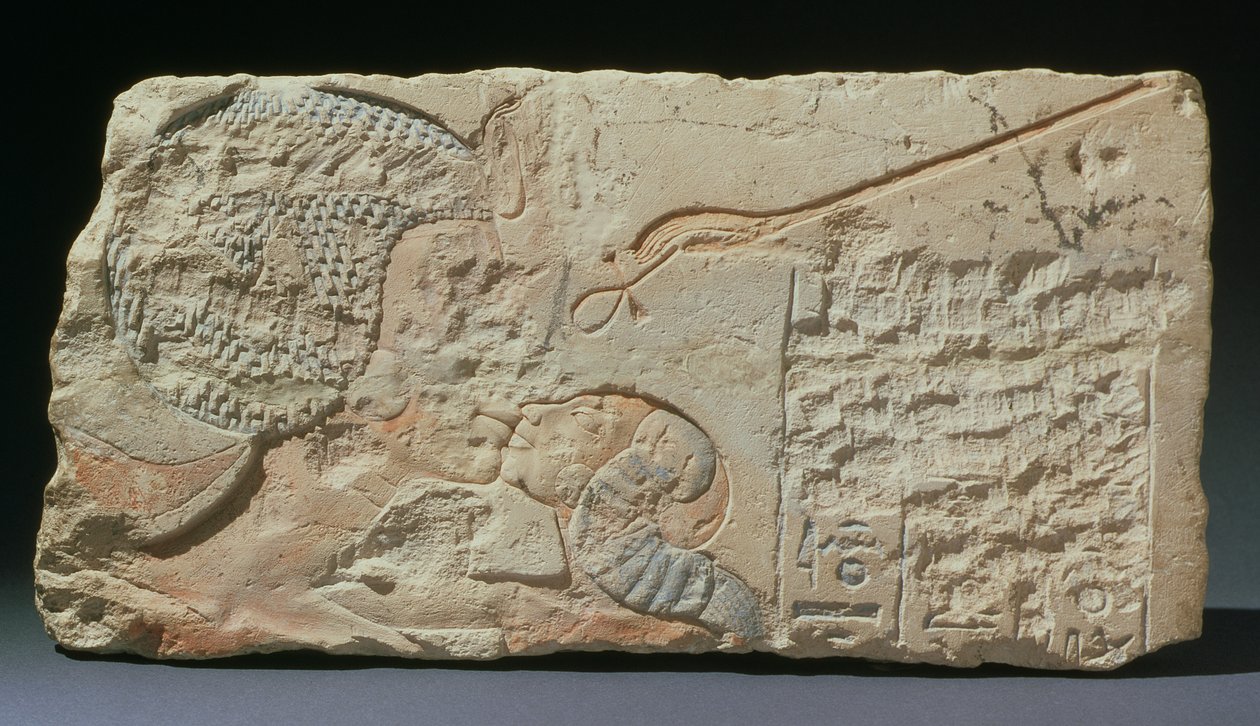 Ein Kuss, ein Relief von Königin Nofretete, die eine ihrer Töchter küsst, aus Hermopolis, Neues Reich, Amarna-Zeit von Egyptian 18th Dynasty
