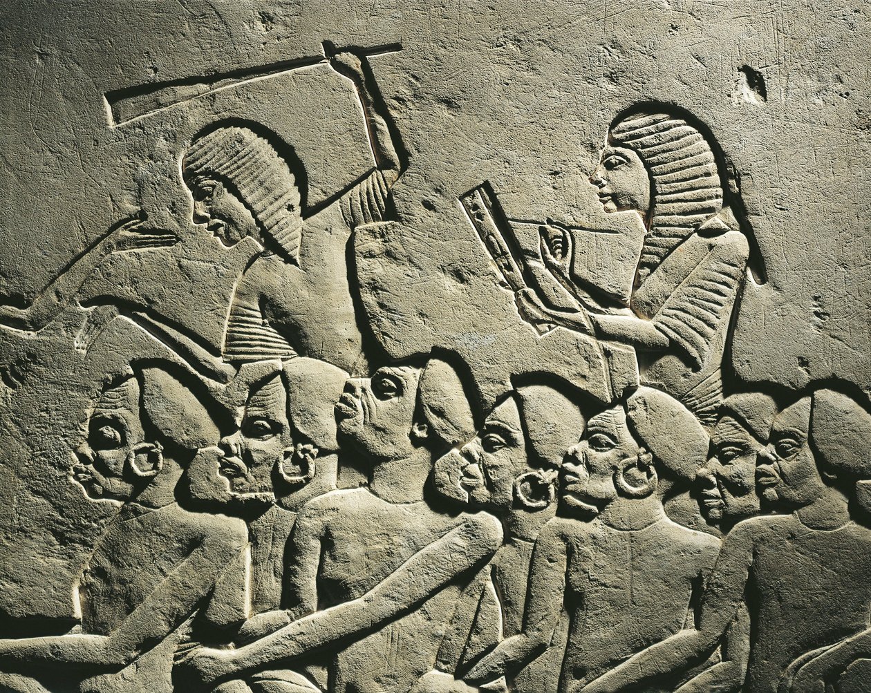 Eine Gruppe von Negroid-Gefangenen, umgeben von Wachen mit Keulen, während ein Schreiber einen Bericht erstellt. Relief aus dem Grab von Horemheb in Saqqara, Detail von Egyptian 18th Dynasty