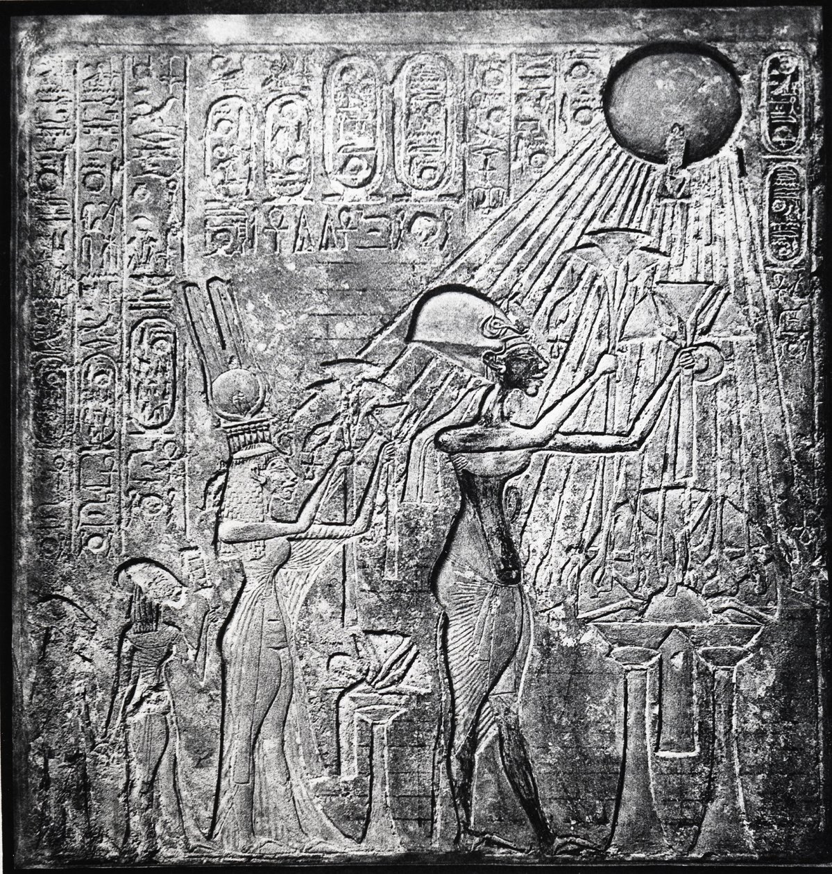 Echnaton (Amenhotep IV) ketzerischer Pharao, regierte ab ca. 150 v. Chr., hier mit Nofretete und ihren zwei Töchtern, die der Sonne Geschenke darbringen. Relief ursprünglich im Sonnentempel, Theben. Leinenkleidung von Egyptian 18th Dynasty