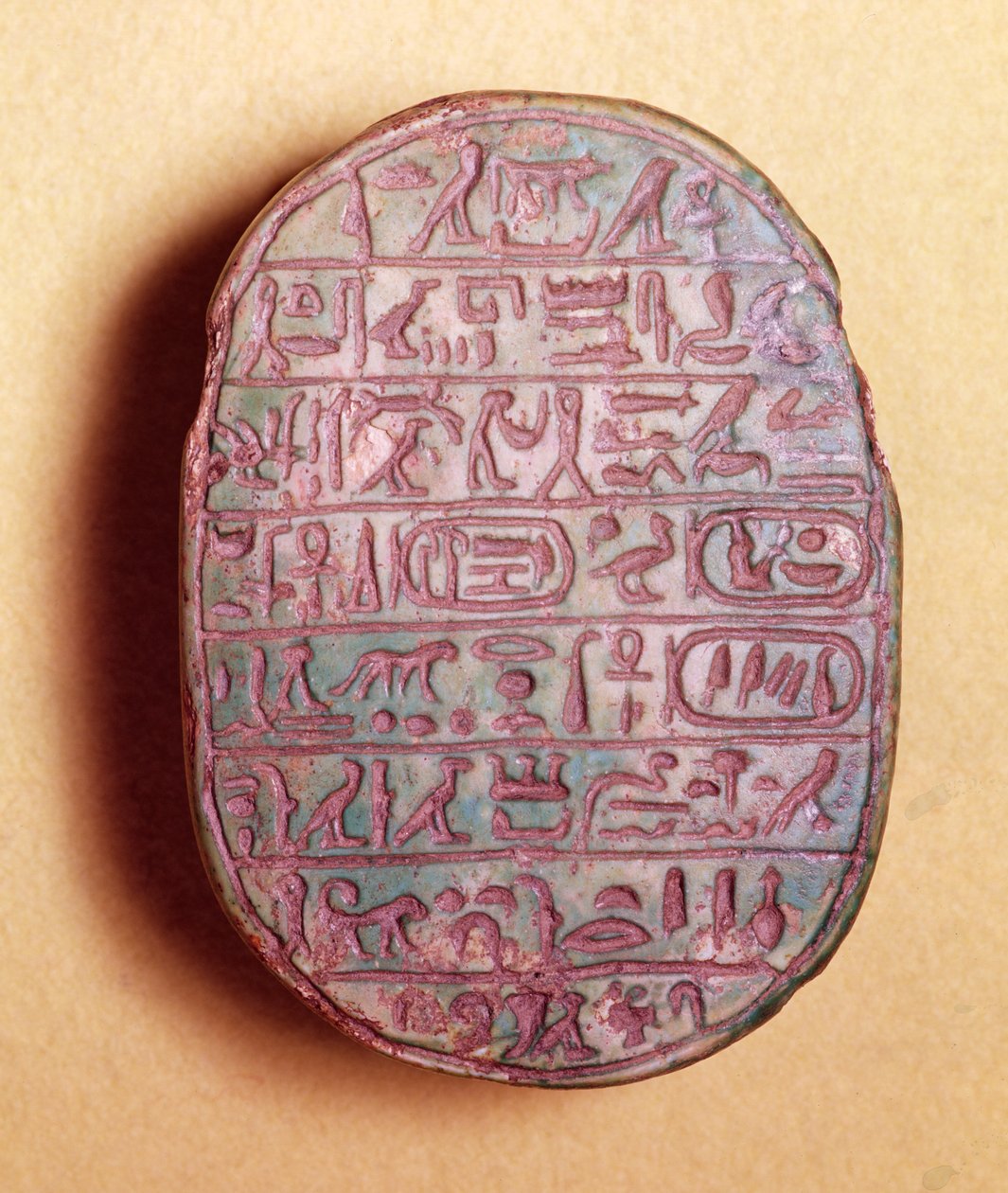 Basis eines Hochzeitsskarabäus von Amenhotep III (ca. 1417-1379 v. Chr.) und Königin Teje, Neues Reich, ca. 1391-1353 v. Chr. von Egyptian 18th Dynasty