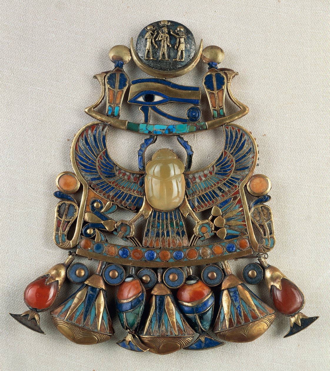 Brustplatte mit Sonnen- und Mondemblemen, aus dem Grab von Tutanchamun, Theben, Ägypten, Goldschmiedekunst, Ägyptische Zivilisation, Neues Reich, Dynastie XVIII von Egyptian 18th Dynasty