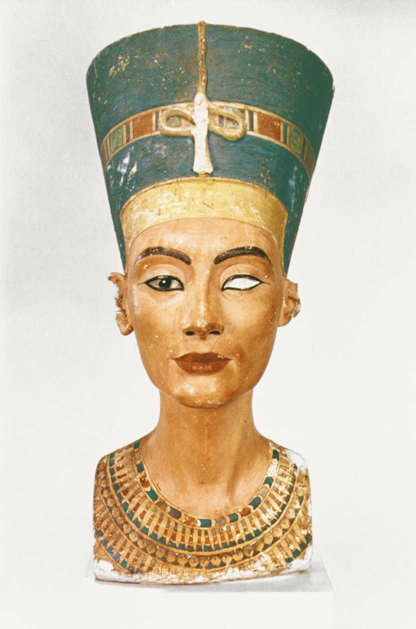 Büste der Königin Nofretete, Vorderansicht, aus dem Atelier des Bildhauers Thutmosis in Tell el-Amarna (bemalter Kalkstein) von Egyptian 18th Dynasty