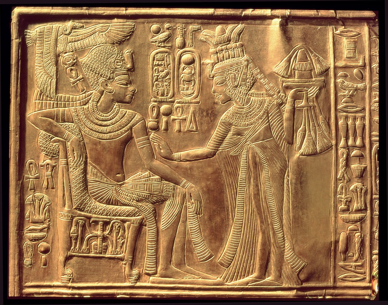 Detail vom goldenen Schrein des Tutanchamun (ca. 1370-52 v. Chr.), das die Königin zeigt, wie sie ihn mit duftendem Salböl salbt, Neues Reich (Holz überzogen mit Gesso und Blattgold) von Egyptian 18th Dynasty