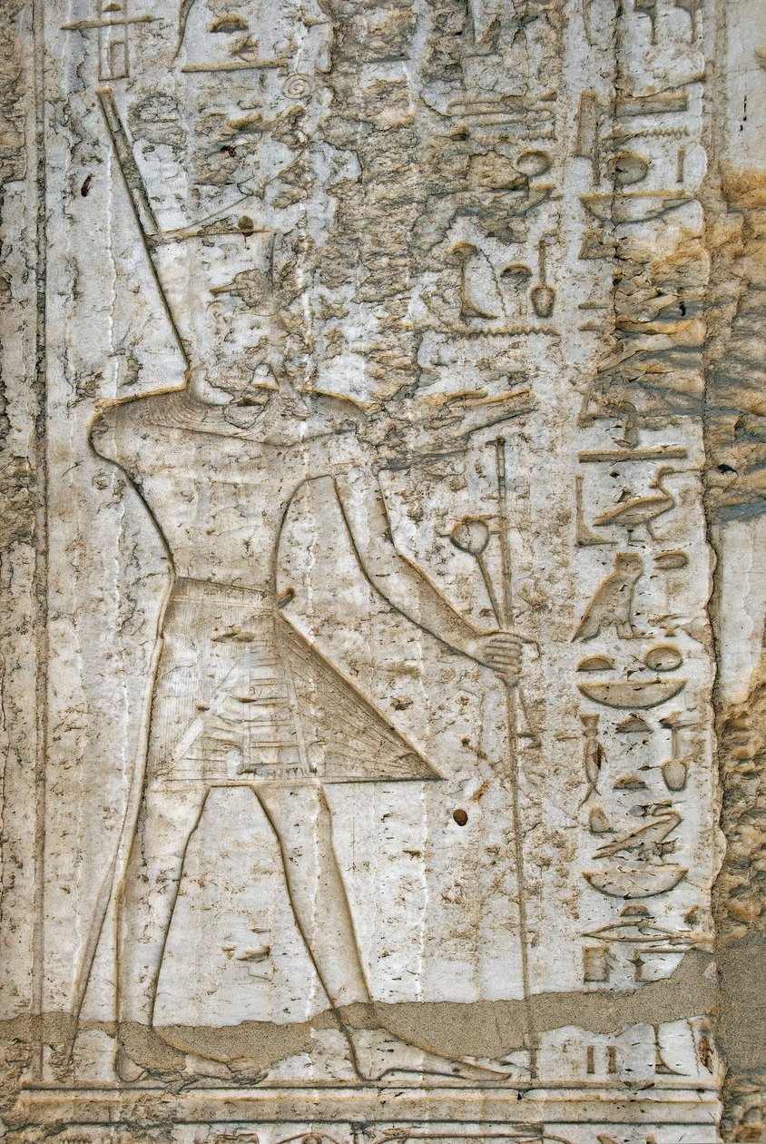 Ägyptische Antike: Detail der Reliefs der Alabasterkapelle des Pharaos Thutmosis IV (1419-1387 v. Chr.), die ihn mit den Symbolen der Macht zeigt. Karnak Tempel Freilichtmuseum Ägypten von Egyptian 18th Dynasty