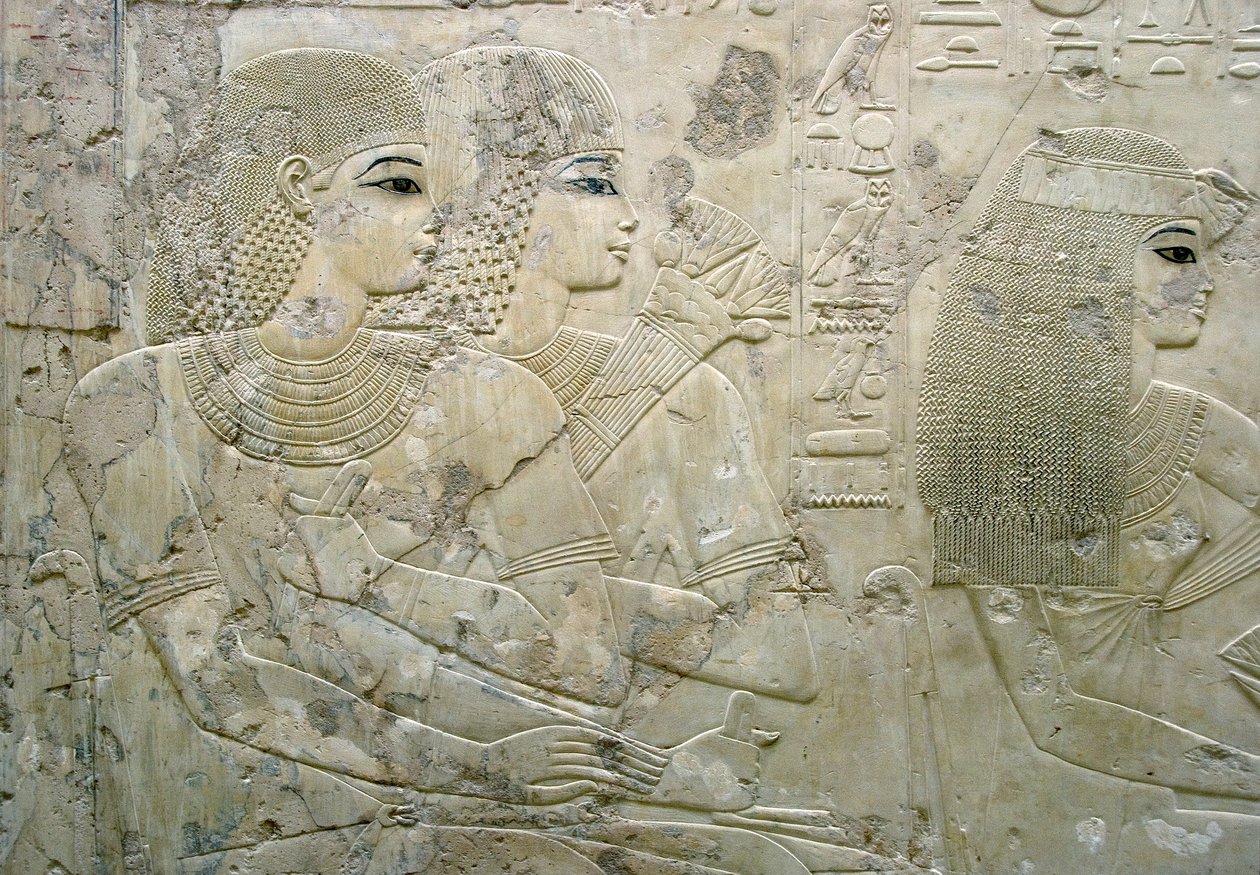 Ägyptische Antiquität: Basrelief, das die Gäste eines Begräbnisbanketts darstellt - Grab des Wesirs Ramose (18. Dynastie) - Luxor, Theben, Grab der Adligen, Ägypten - Ägyptische Zivilisation: Basrelief, das die Gäste eines Begräbnisbanketts darstellt, aus  von Egyptian 18th Dynasty
