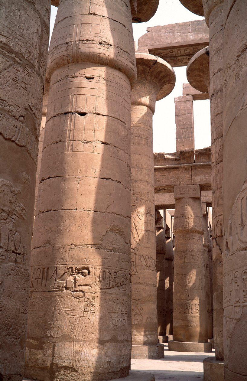 Ägyptische Antike: Ansicht der Säulen des Hypostylsaals des Tempels von Amun. Karnak in Luxor, Ägypten von Egyptian 18th Dynasty