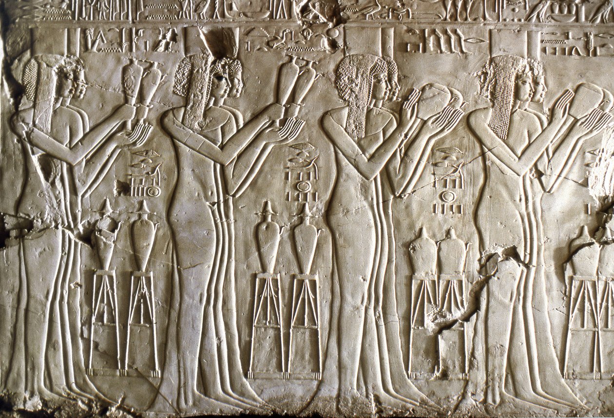 Ägyptische Antiquität: junge Mädchen machen Opfergaben. Grab von Kherouef von Egyptian 18th Dynasty