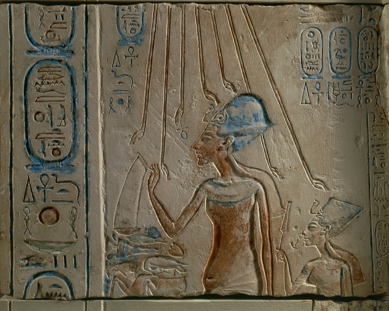 Ägyptische Gravur darstellend Echnaton und Nofretete, die Sonnenscheibe anbetend, aus Tall al-Amarnah, Ägypten, Neues Reich, XVIII. Dynastie von Egyptian 18th Dynasty