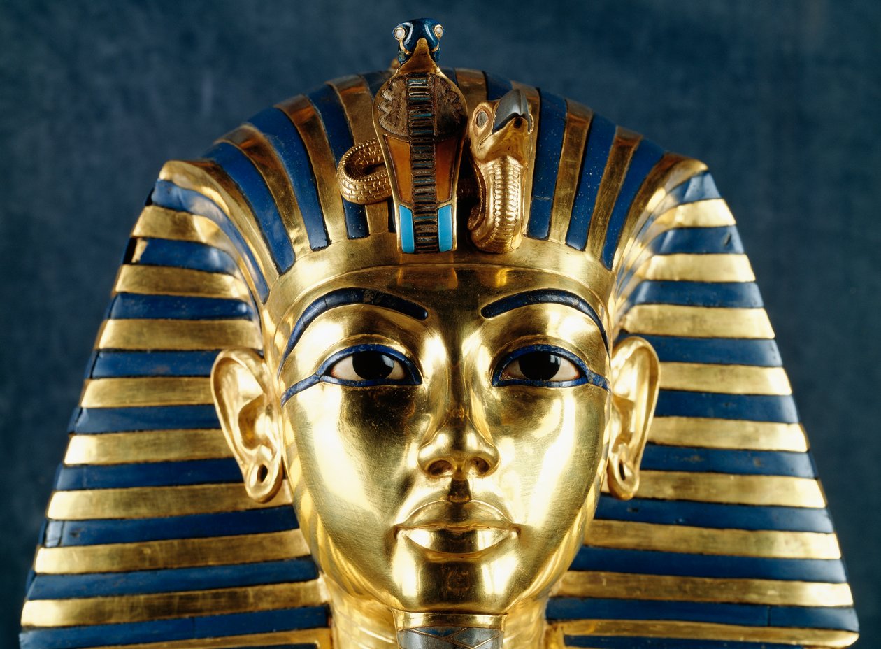 Totenmaske von Tutanchamun, getriebenes Gold, Keramik und Halbedelsteine, aus dem Grab des Pharaos, Theben, Ägypten, Detail, Goldschmiedekunst, Ägyptische Zivilisation, Neues Reich, Dynastie XVIII von Egyptian 18th Dynasty