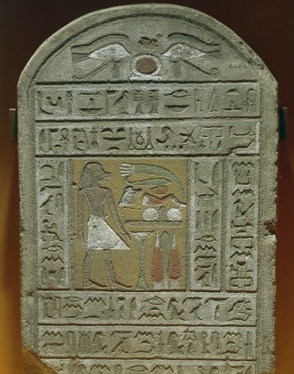 Grabstele von Ibi, Meister der Kammer im königlichen Palast Der Verstorbene vor den Grabopfern Oben, Schutzaugen und Hieroglyphe "Shen", die "Ewigkeit" bedeutet von Egyptian 18th Dynasty