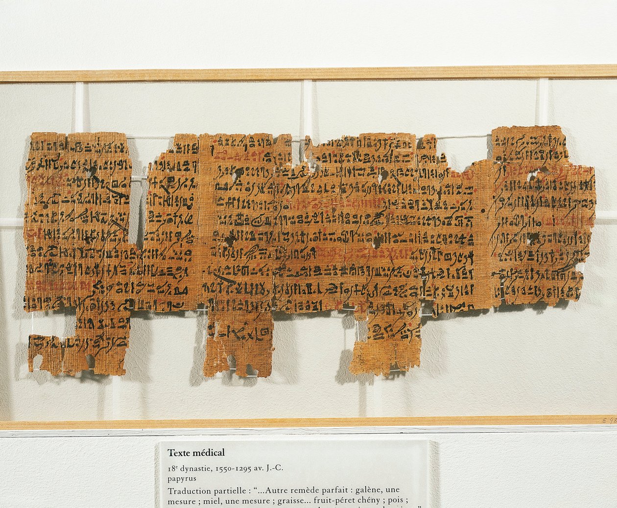 Medizinisches Rezept auf Papyrus geschrieben von Egyptian 18th Dynasty