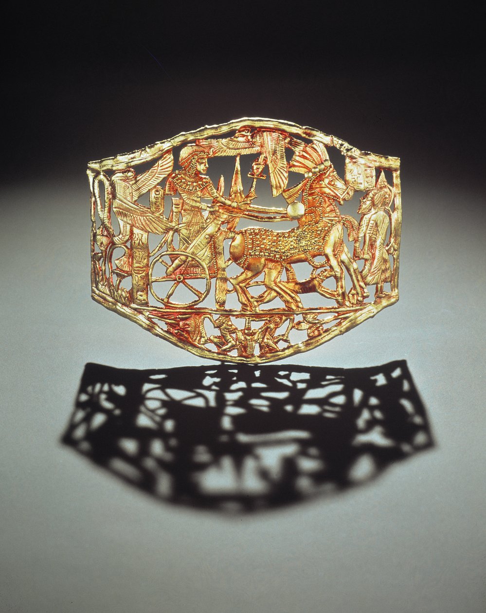 Durchbrochene Plakette oder Schnalle, die die triumphale Rückkehr des Königs mit Gefangenen zeigt, aus dem Grab von Tutanchamun, Neues Reich von Egyptian 18th Dynasty