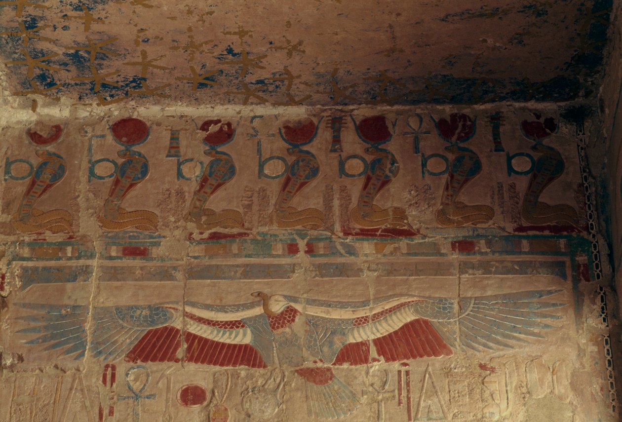 Bemalte Wand mit Sonnenscheibe, Uraeus und Geier von Oberägypten, Totentempel von Hatschepsut, Deir el-Bahari, Thebanische Nekropole (UNESCO-Welterbeliste) von Egyptian 18th Dynasty