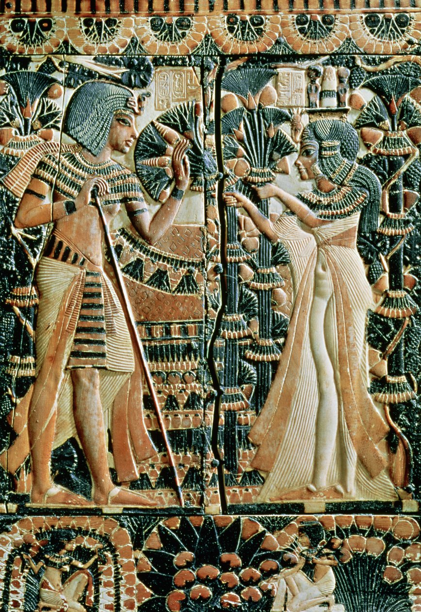 Plakette vom Deckel einer Truhe, die Tutanchamun (ca. 1370-52 v. Chr.) und seine Frau Ankhesenamun in einem Garten zeigt, Neues Reich (bemaltes Elfenbein) von Egyptian 18th Dynasty