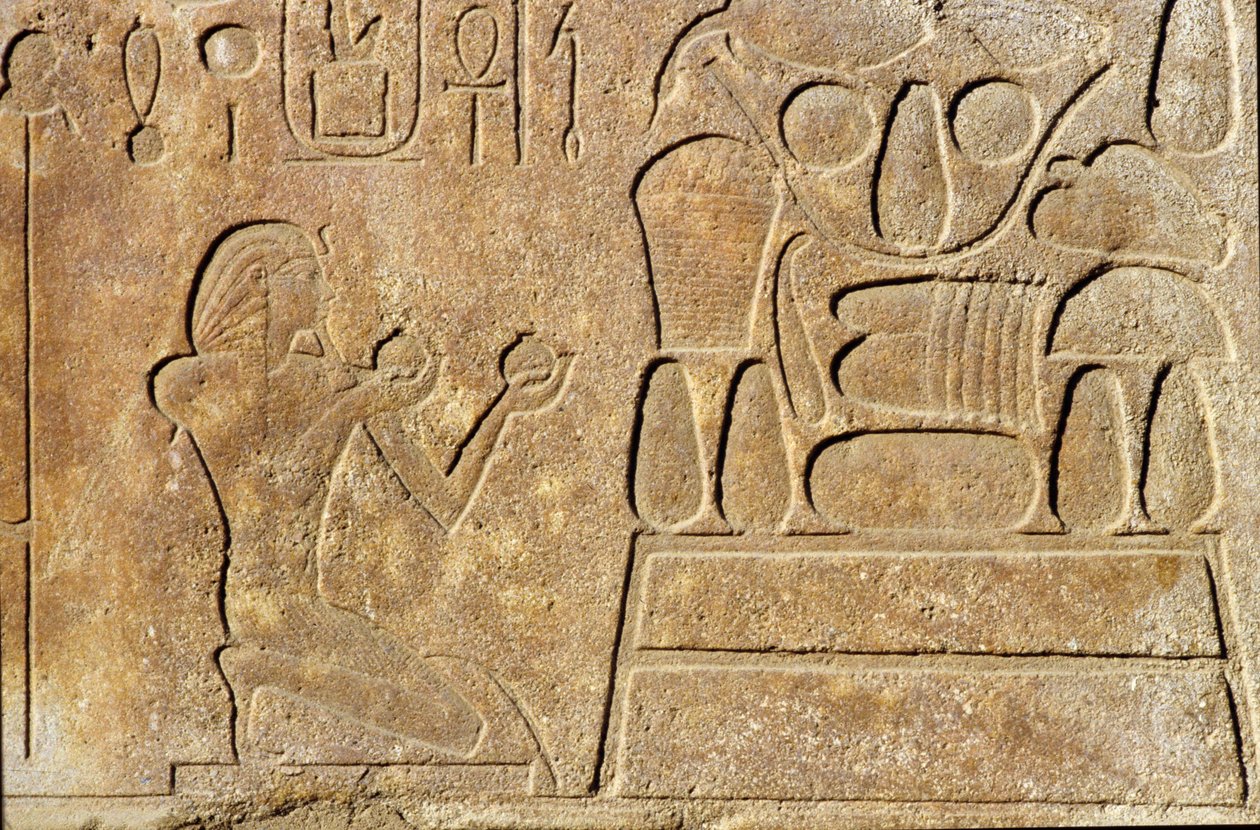 Königin Hatschepsut (ca. 1503-1482 v. Chr.) kniend vor einem Opfertisch, Tempel des Amun, Neues Reich von Egyptian 18th Dynasty