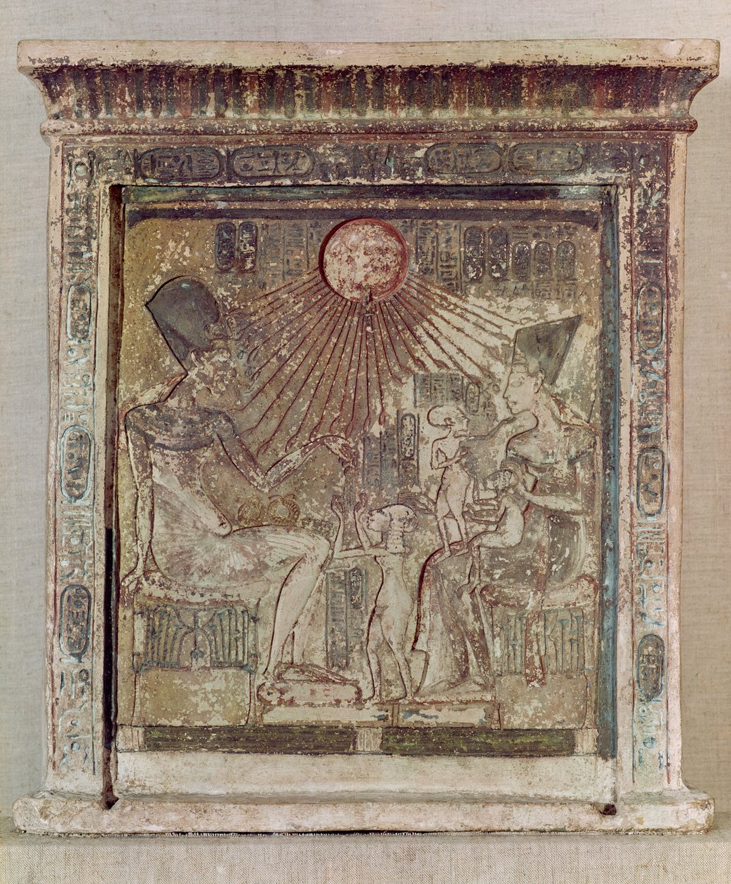 Stele mit dem Aten, der Amenophis IV (Echnaton) (ca. 1352-1336 v. Chr.), seiner Frau Nofretete und drei ihrer Töchter Leben und Wohlstand gibt, aus Tell el-Amarna, Neues Reich, ca. 1353-1337 v. Chr. von Egyptian 18th Dynasty