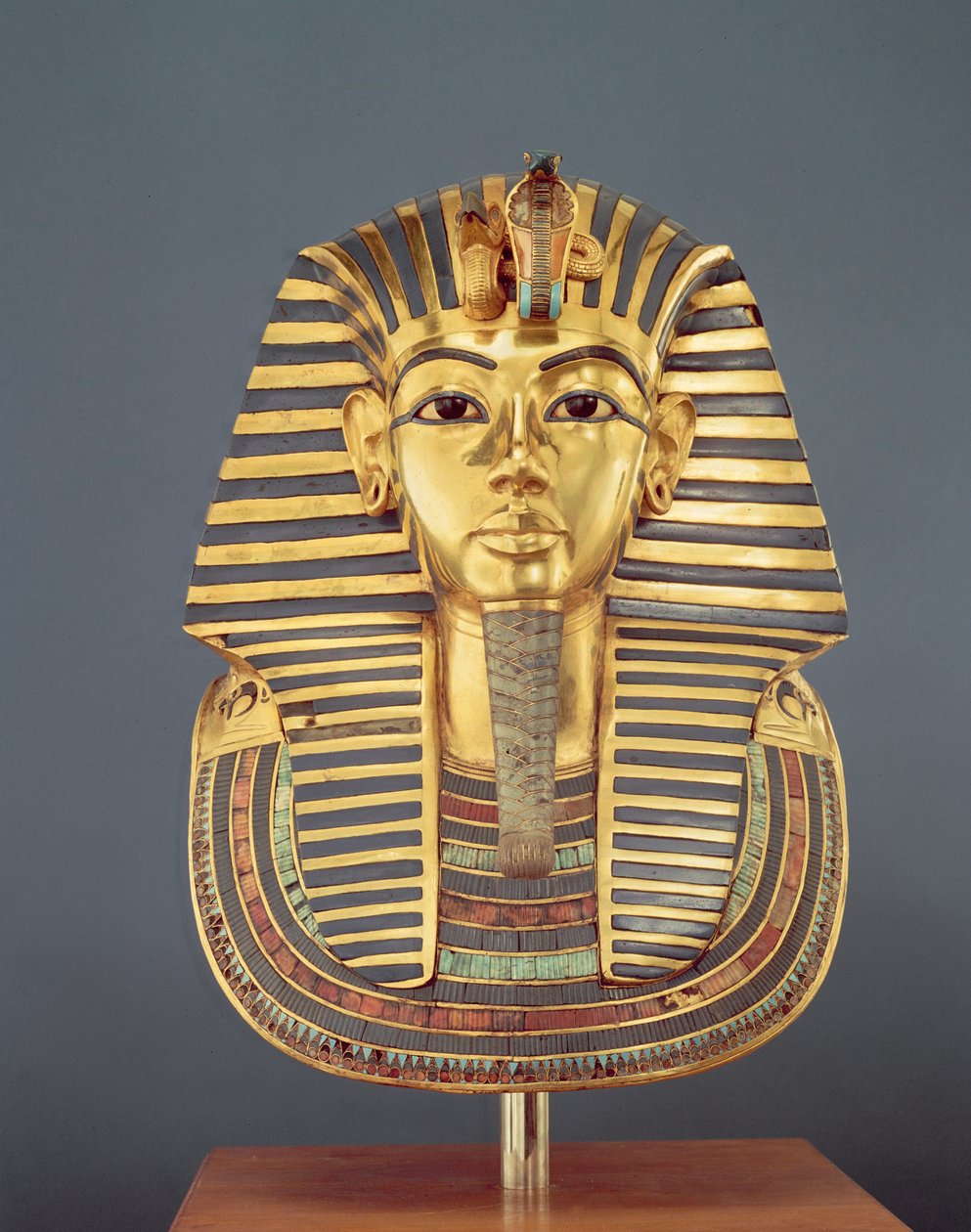 Die Totenmaske von Tutanchamun (ca. 1370-1352 v. Chr.) Neues Reich, ca. 1336-1327 v. Chr. (Gold mit Halbedelsteinen eingelegt) von Egyptian 18th Dynasty