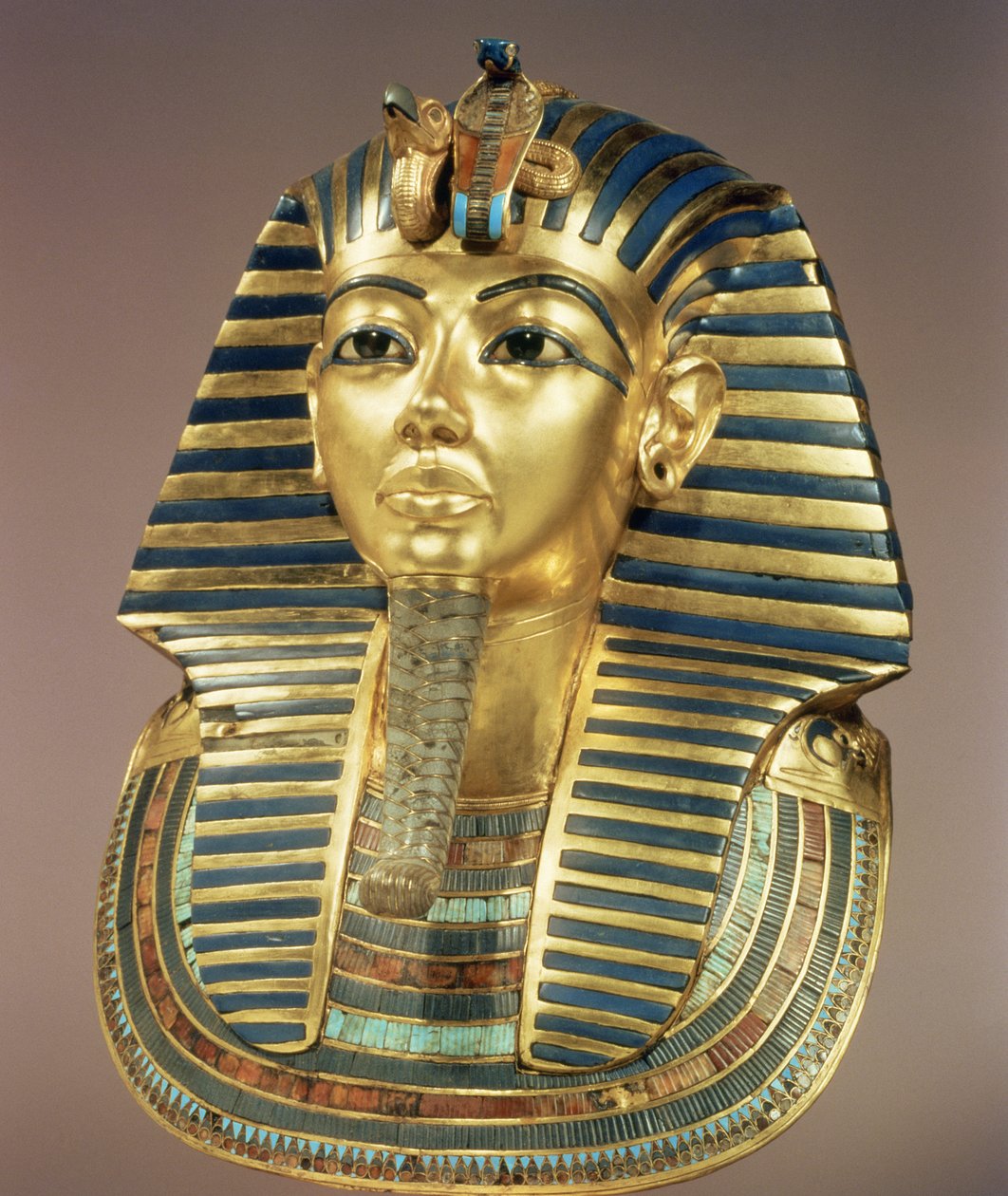 Die goldene Totenmaske, aus dem Grab von Tutanchamun (ca. 1370-52 v. Chr.) Neues Reich (Gold mit Halbedelsteinen und Glaspaste) von Egyptian 18th Dynasty