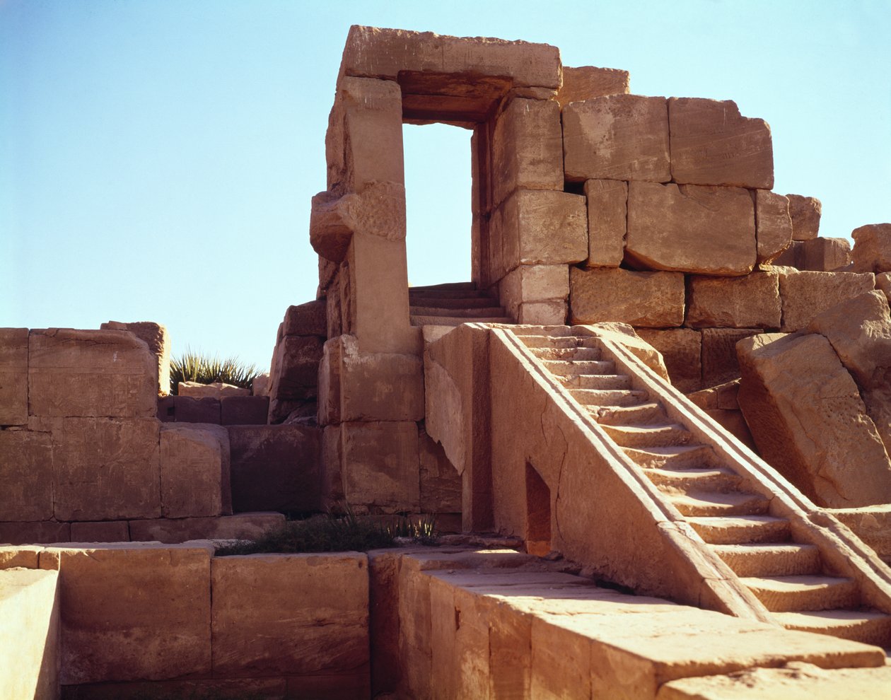 Die Treppe, die zur Festhalle von Thutmosis III (ca. 1490-1439 v. Chr.) im Großen Tempel von Amun, Neues Reich führt von Egyptian 18th Dynasty