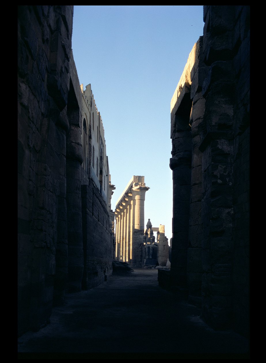Blick vom Hof von Ramses II. zur Kolonnade von Amenophis III. (1403-1365 v. Chr.) Neues Reich von Egyptian 18th Dynasty