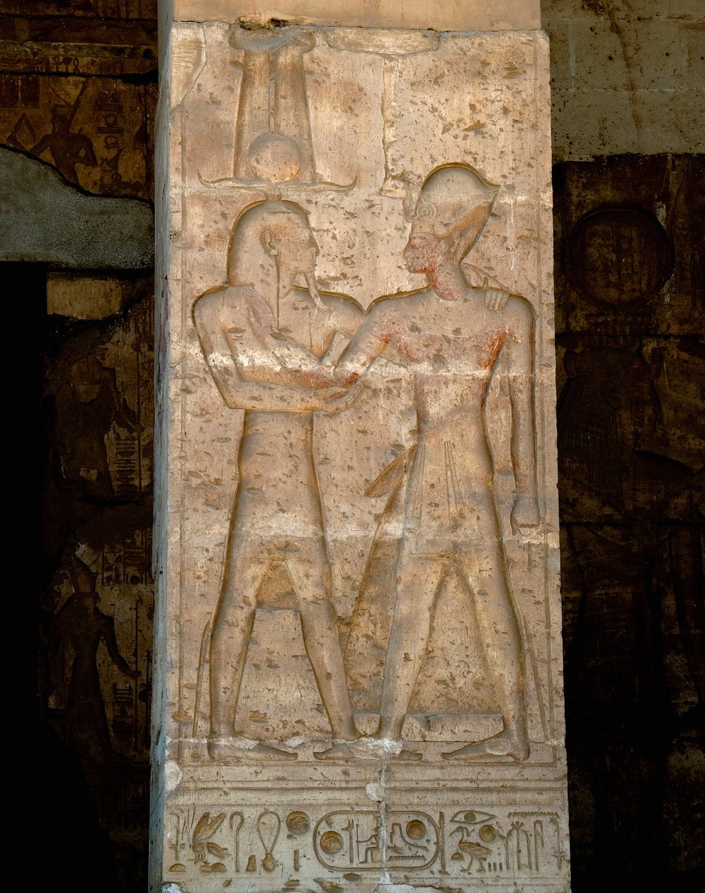 Alte ägyptische Kunst: Flachrelief an der Säule des Tempels von Sethi I von Egyptian 19th Dynasty