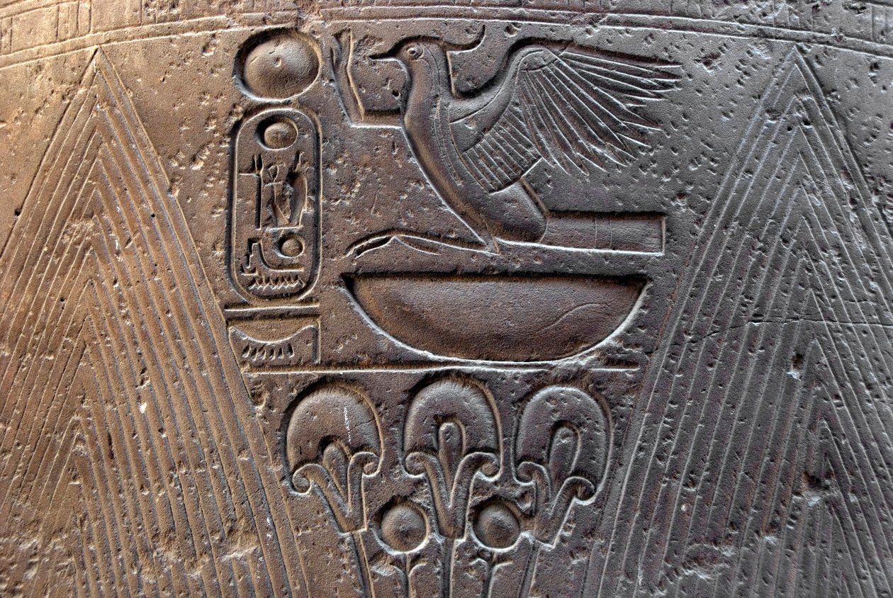 Ägyptische Antiquität: Detail eines Reliefs, das die Kartusche des Pharao Ramses II. schmückt. Tempel von Luxor. Ostufer (Theben), Ägypten von Egyptian 19th Dynasty