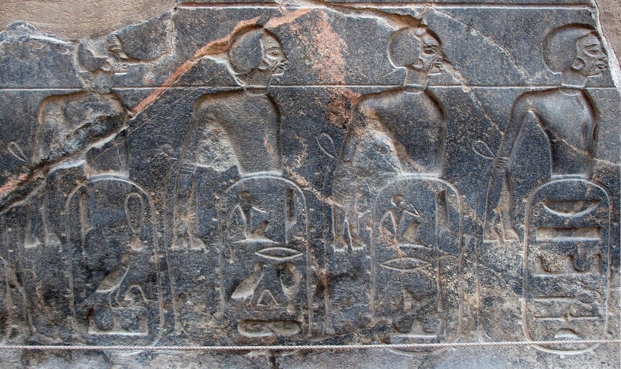 Ägyptische Antike: Detail eines Reliefs, das die Embleme der von Pharao Ramses II. (1292-1186 v. Chr.) eroberten Gebiete schmückt. Tempel von Luxor. Ostufer (Theben), Ägypten von Egyptian 19th Dynasty